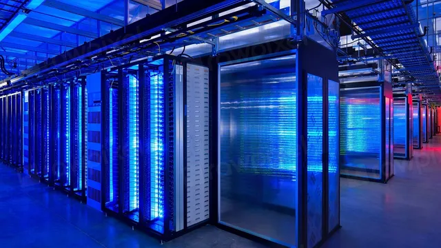 Corredor de um data center com fileiras de servidores em operação.
